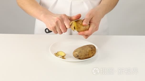 女厨师剥皮土豆视频