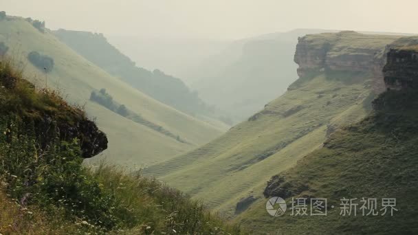 夏日风景的全景。自然山视频