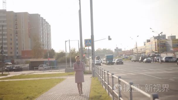 在城市中穿梭秋大衣走的女孩视频