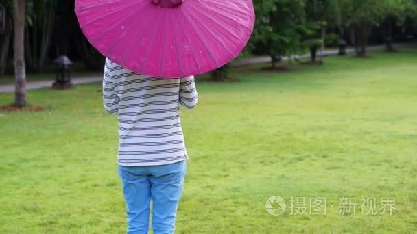 东方的红伞与亚洲女孩视频