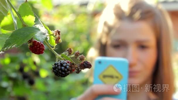 女人拍照片的增长与智能手机黑莓视频