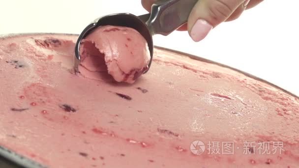 舀草莓口味的冰淇淋视频