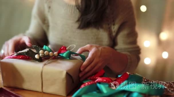 妇女的手在家里包装圣诞礼物视频