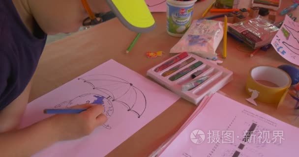 孩子们做玩具用纸度假户外视频