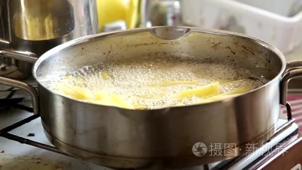 烹饪滚烫的油锅中炸薯条