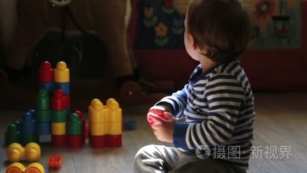 小可爱男孩玩玩具在房间里视频