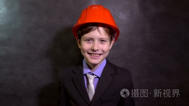 小男孩生成器在微笑肖像的头盔视频