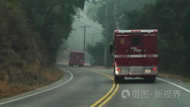 在曲折的道路上的红色救护车