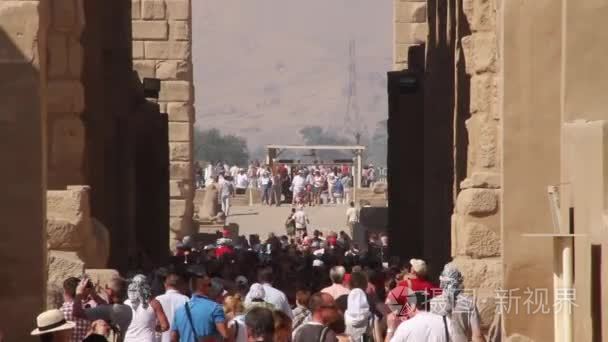 游客走在大会堂柱子附近视频
