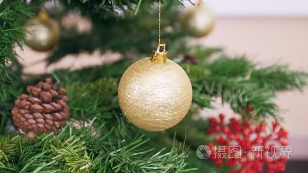 圣诞树上的扭曲金色的球视频