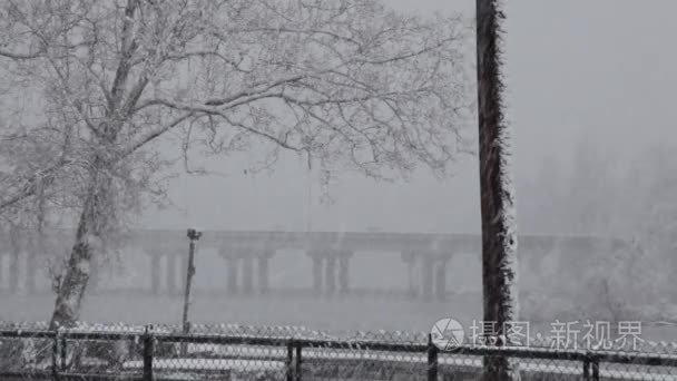 在降雪高速公路立交桥