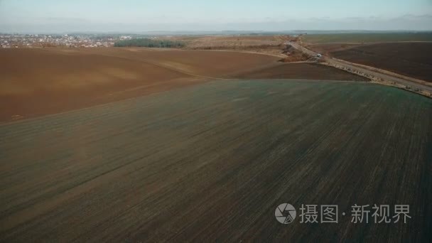 田野和道路的货车骑的鸟瞰图视频