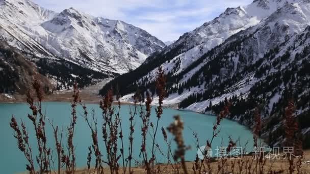 在阿拉木图美丽山湖风景视频