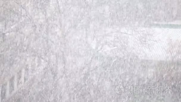 背景的雪落在冬季暴雪快速吹视频