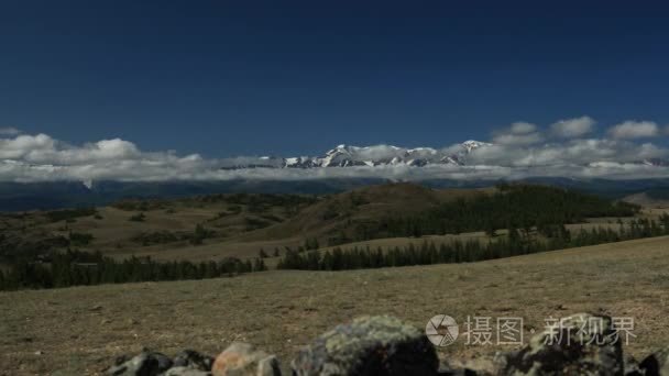 美丽的白云漂浮在蓝蓝的天空，翻山越岭