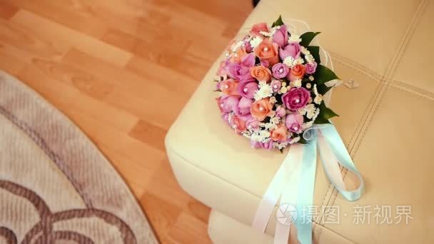 在室内 room.wedding 花束 floor.wedding 内政上的花瓶里的新娘花束