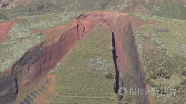 穿过灌木丛山风景视频