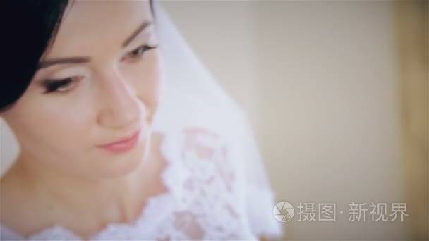 美丽的新娘，在镜头前摆姿势