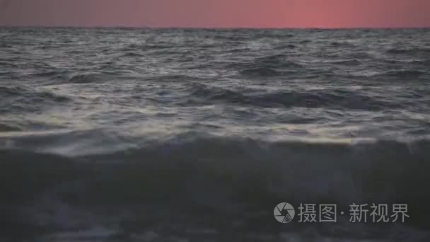 海浪轻轻地沿着海滩日落美景视频