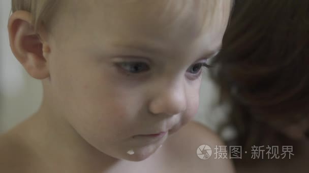 孩子喜欢零食坐在餐厅的桌子视频