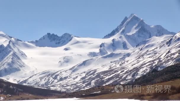 与雪的山峰山风景视频