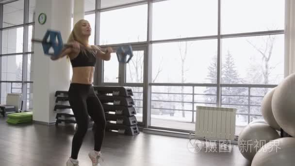 在健身房里使用运动量来找到肌肉女运动员。背部、 大腿、 胳膊、 肩膀