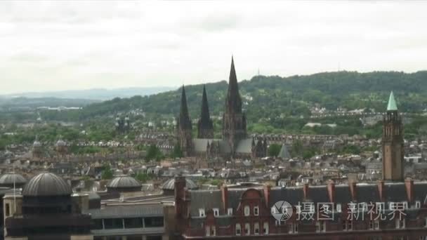 大教堂的尖顶突起的一个小镇视频
