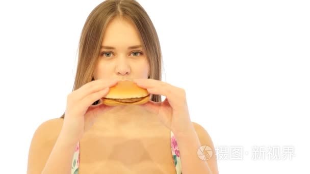 女孩咬汉堡和感觉坏视频