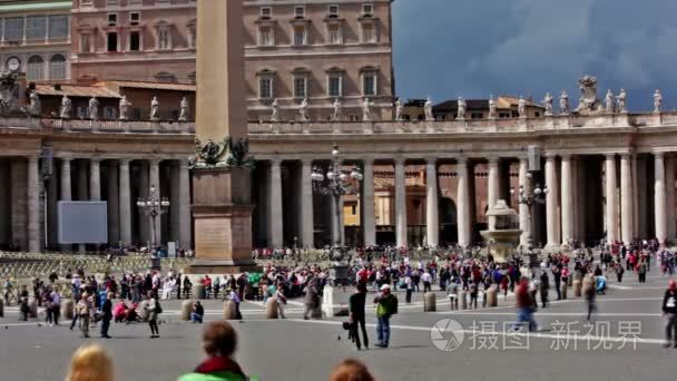游客聚集在圣伯多禄广场方尖碑视频