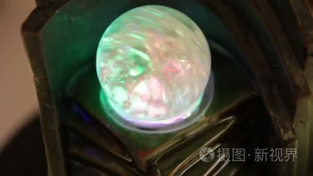 一个扭曲的球照明的喷泉视频