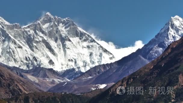 延时的云穿越喜马拉雅山谷