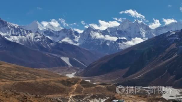 延时的云穿越喜马拉雅山谷