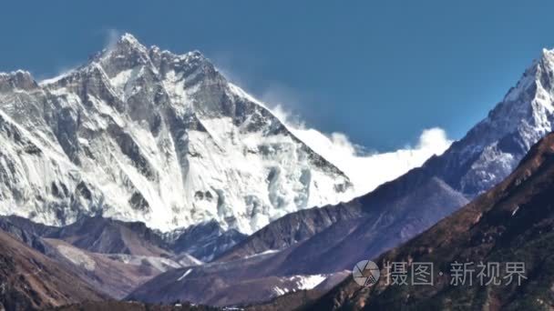 延时的云穿越喜马拉雅山谷