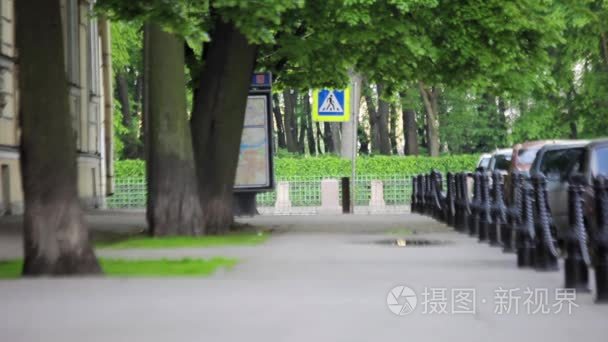 自行车在夏天的夜晚的城市街道路标，地图和人观