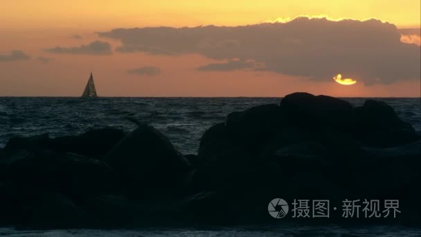 海浪撞碎在岩石上的海鸥飞视频