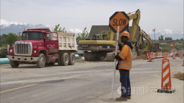 道路施工人员挖反铲视频