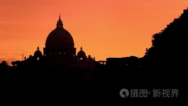 圣伯多禄大殿对紫色的日落视频