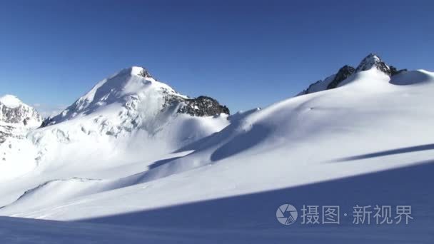 与雪的山峰山风景视频