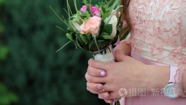 婚礼的伴娘的花卉装饰的特写视频