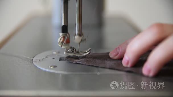 妇女正在缝缝纫机褐色亚麻视频