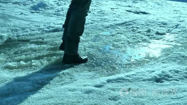 男人去旅行旅行在水坑里冬天雪视频
