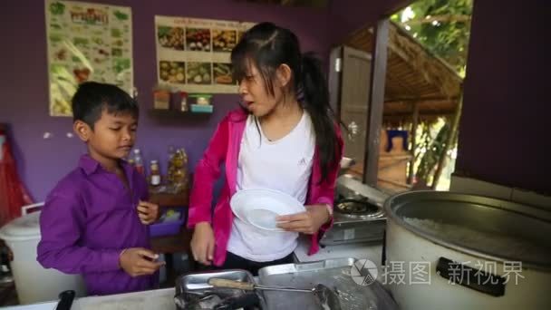 孩子们得到食物吃午饭的时候视频