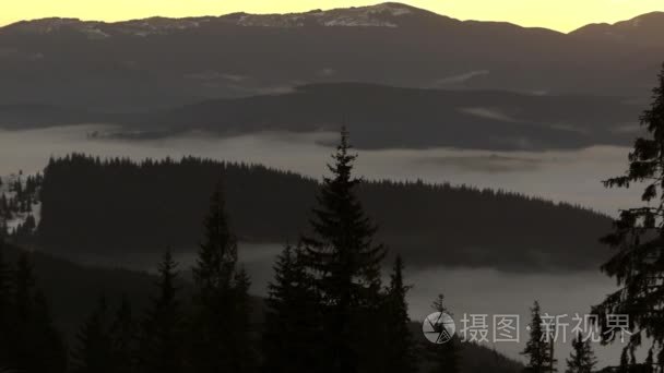 松树的山水流云为背景视频