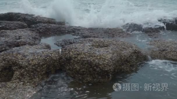 分手在岩石上溅起的海浪视频