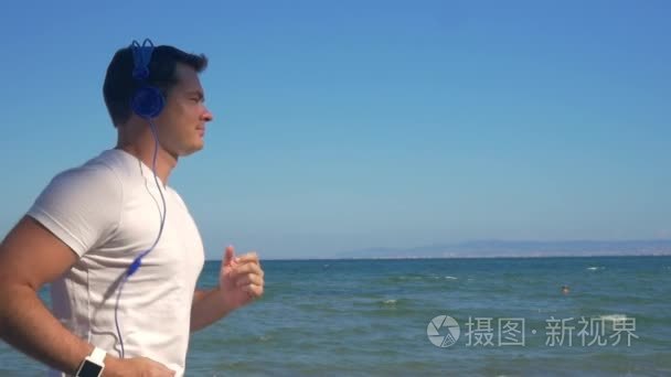 与音乐在海边慢跑的男人视频