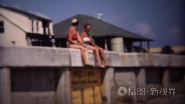 妇女坐在码头上视频