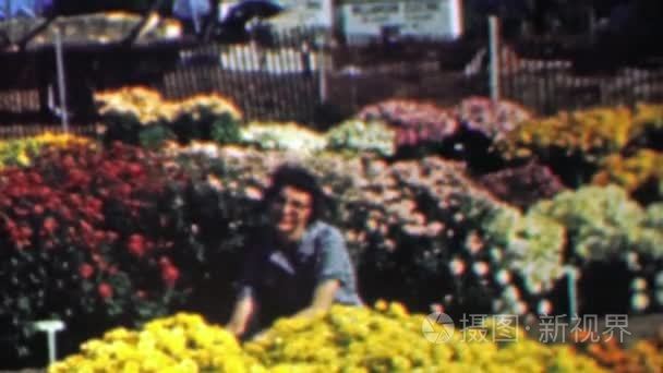 女人的园丁抚育花卉园视频