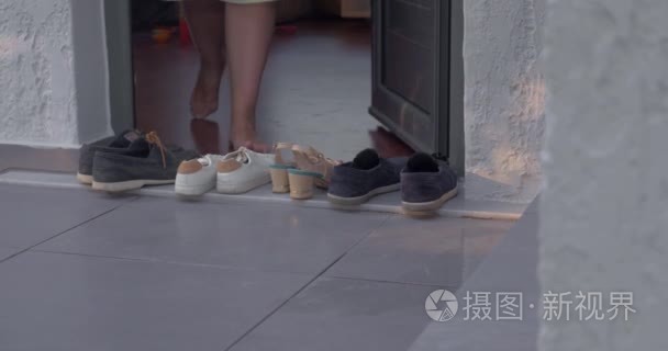 女人穿上鞋子的房子视频