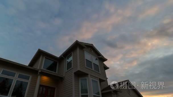 时间流逝电影云和与窗口玻璃反射在屋顶的房子在郊区 4 k 到日落