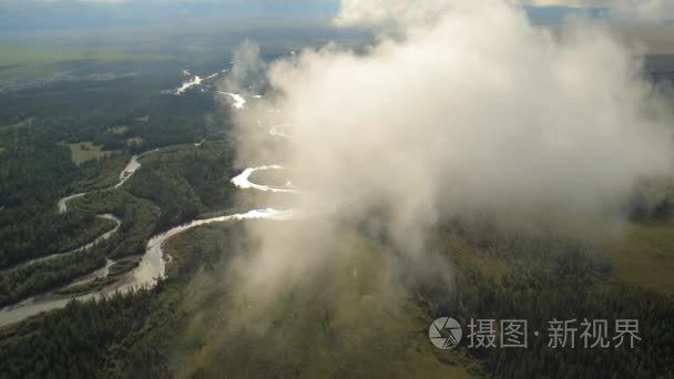 通过与美丽的风景景色山云飞行视频